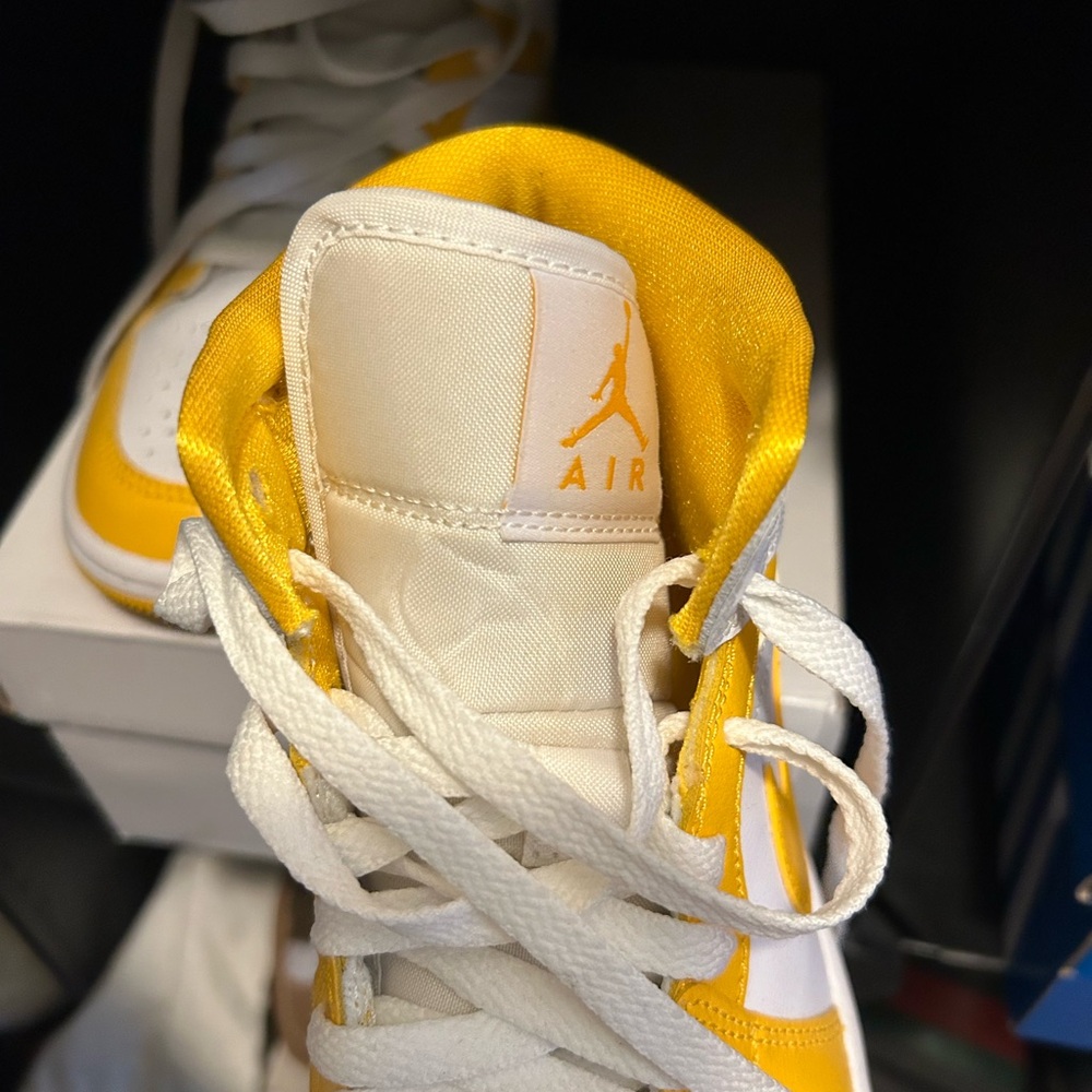 Jordan 1 mid university yellow - Picture 5 of 6